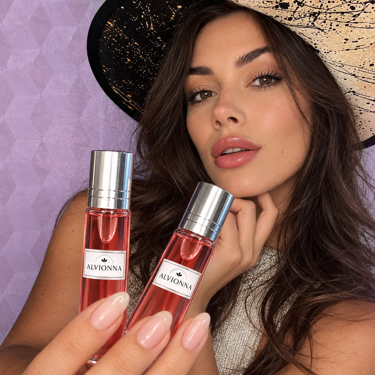 Donna con cappello e due profumi Alvionna