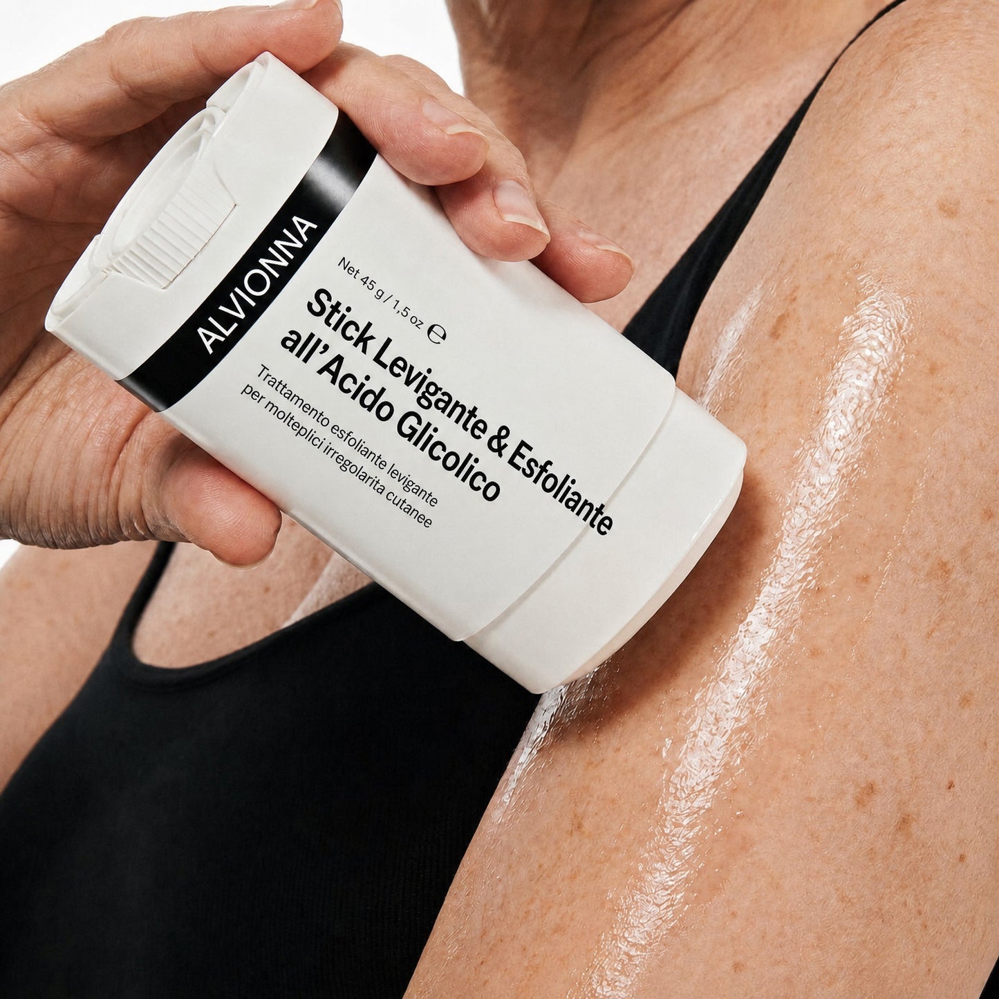 Applicazione dello stick sulla pelle